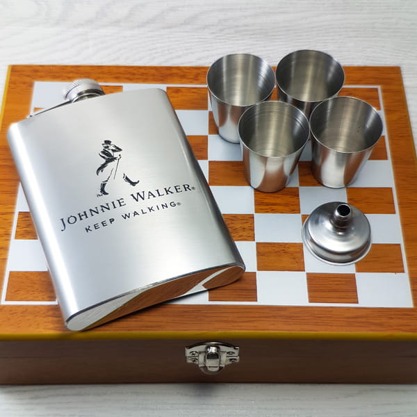 ست هیپ فلاسک شطرنج دار مدل Johnnie Walker