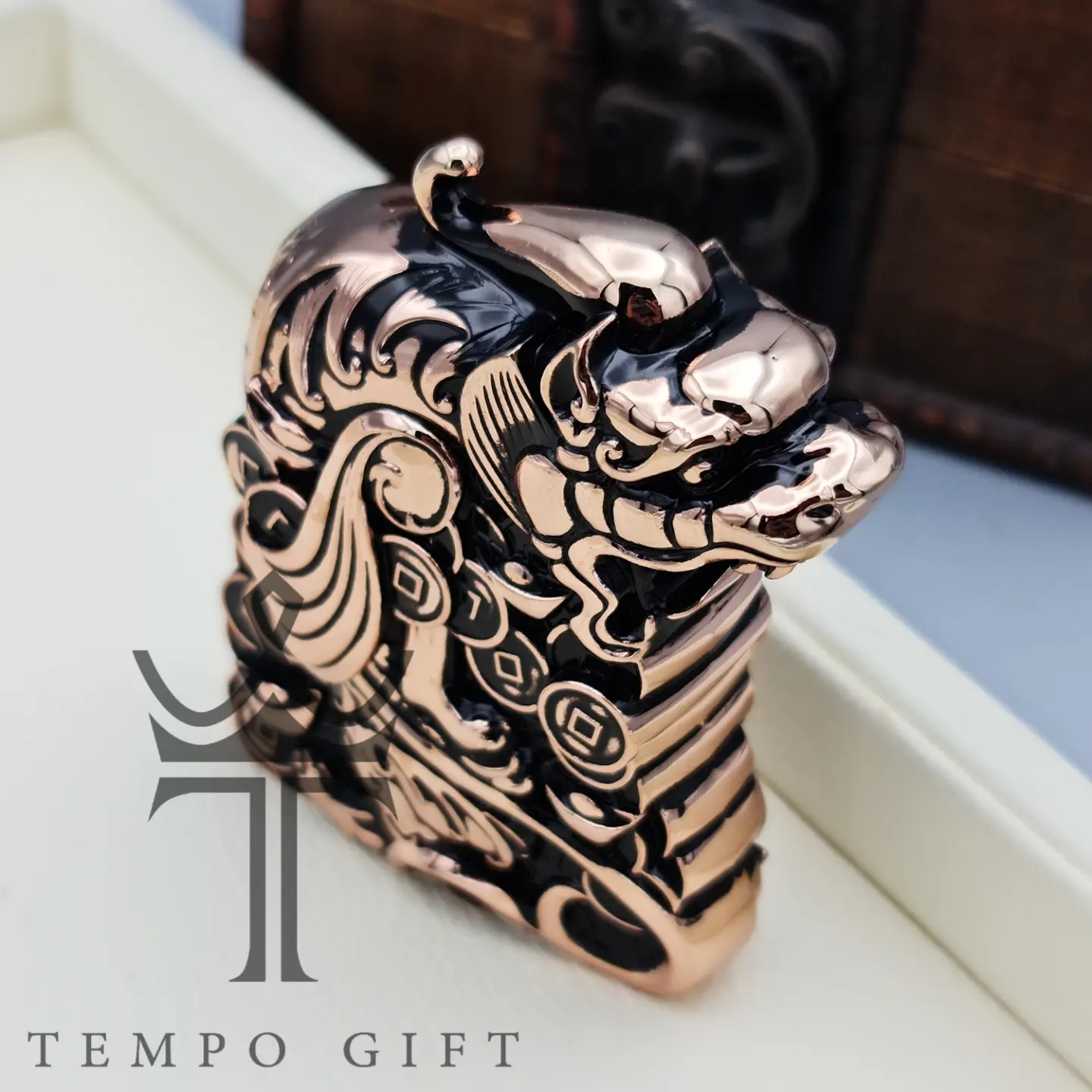 تصویر بالای فندک بنزینی اورجینال زورو ZORRO مدل 1 تصویر بالای فندک بنزینی اورجینال زورو ZORRO مدل 1