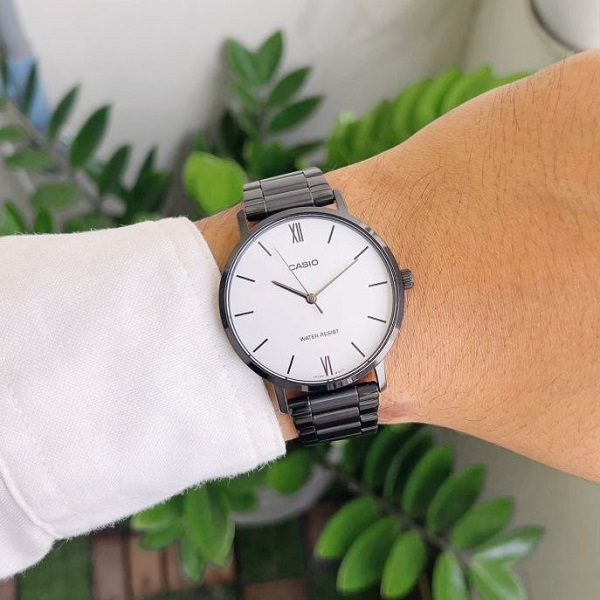 تصویر روی مچ ساعت مچی کاسیو مردانه CASIO MTP-VT01B-7BUDF تصویر روی مچ ساعت مچی کاسیو مردانه CASIO MTP-VT01B-7BUDF