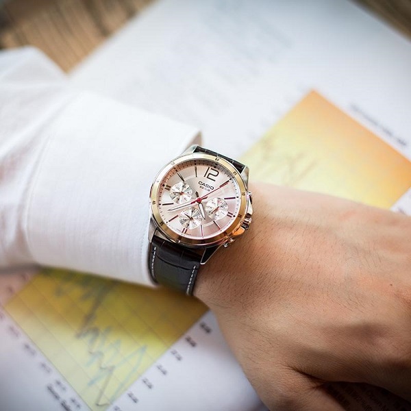 تصویر روی مچ ساعت مچی کاسیو مردانه CASIO MTP-1374L-7AVDF تصویر روی مچ ساعت مچی کاسیو مردانه CASIO MTP-1374L-7AVDF