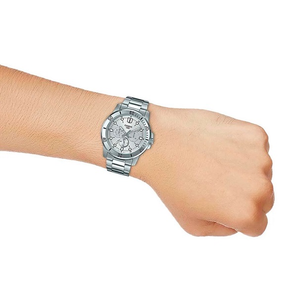 تصویر روی مچ ساعت مچی کاسیو مردانه CASIO MTP-VD300D-7E تصویر روی مچ ساعت مچی کاسیو مردانه CASIO MTP-VD300D-7E