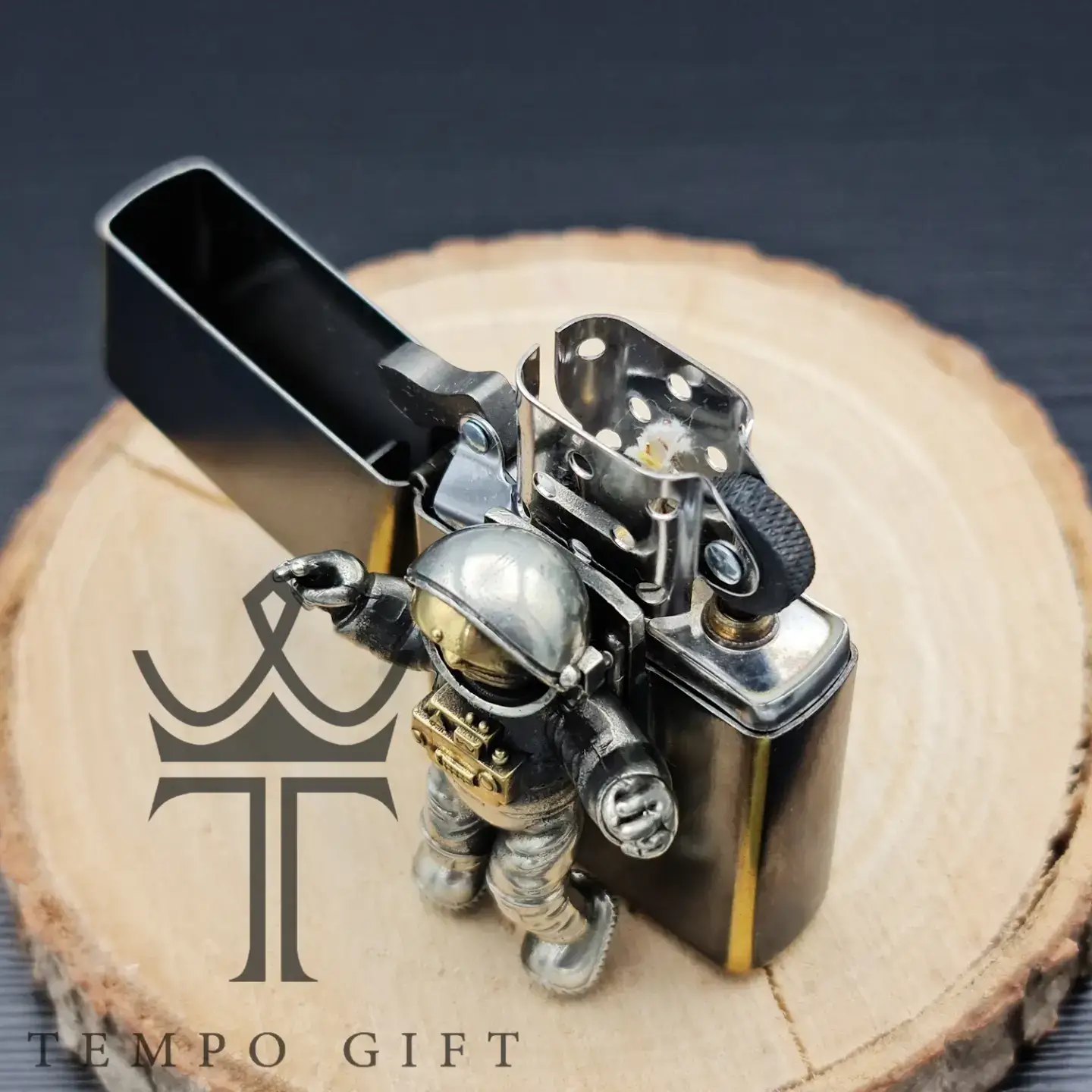 درب فندک زیپو ZIPPO بنزینی کلکسیونی موش فضایی درب فندک زیپو ZIPPO بنزینی کلکسیونی موش فضایی