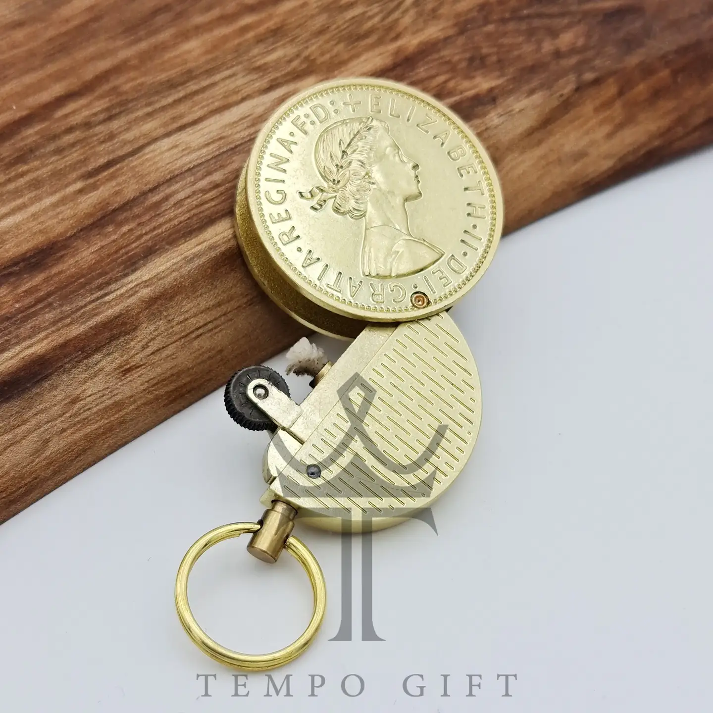 باز شدن فندک بنزینی زورو مدل سکه ای طلایی باز شدن فندک بنزینی زورو مدل سکه ای طلایی