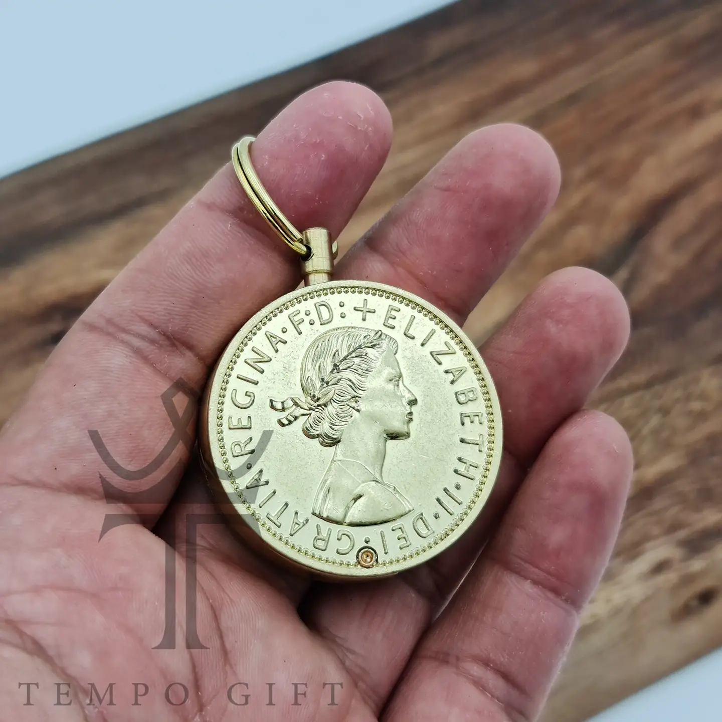 فندک بنزینی زورو مدل سکه ای طلایی روی دست فندک بنزینی زورو مدل سکه ای طلایی روی دست