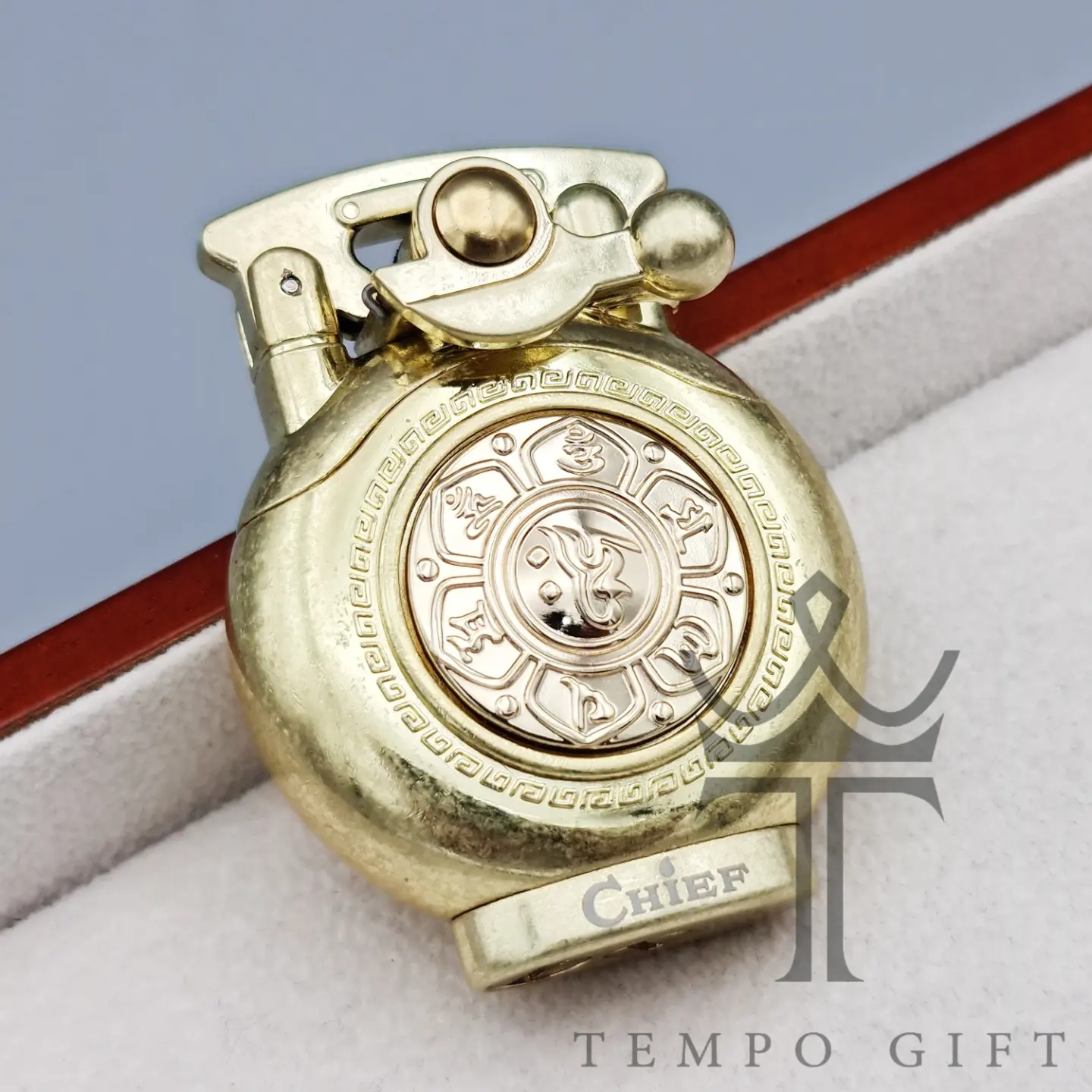 فندک چیف بنزینی مدل فیجت دار طلایی وینتج فندک چیف بنزینی مدل فیجت دار طلایی وینتج