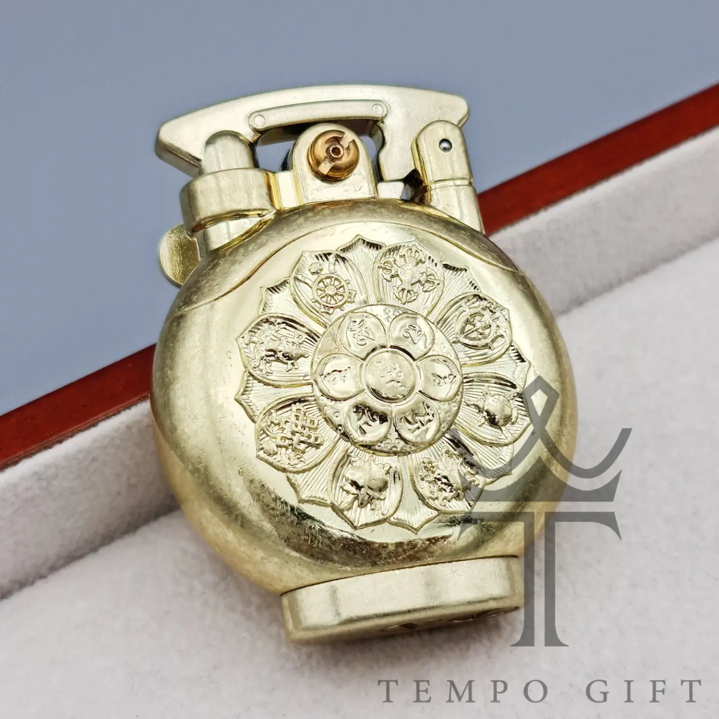 پشت فندک چیف بنزینی مدل فیجت دار طلایی وینتج پشت فندک چیف بنزینی مدل فیجت دار طلایی وینتج