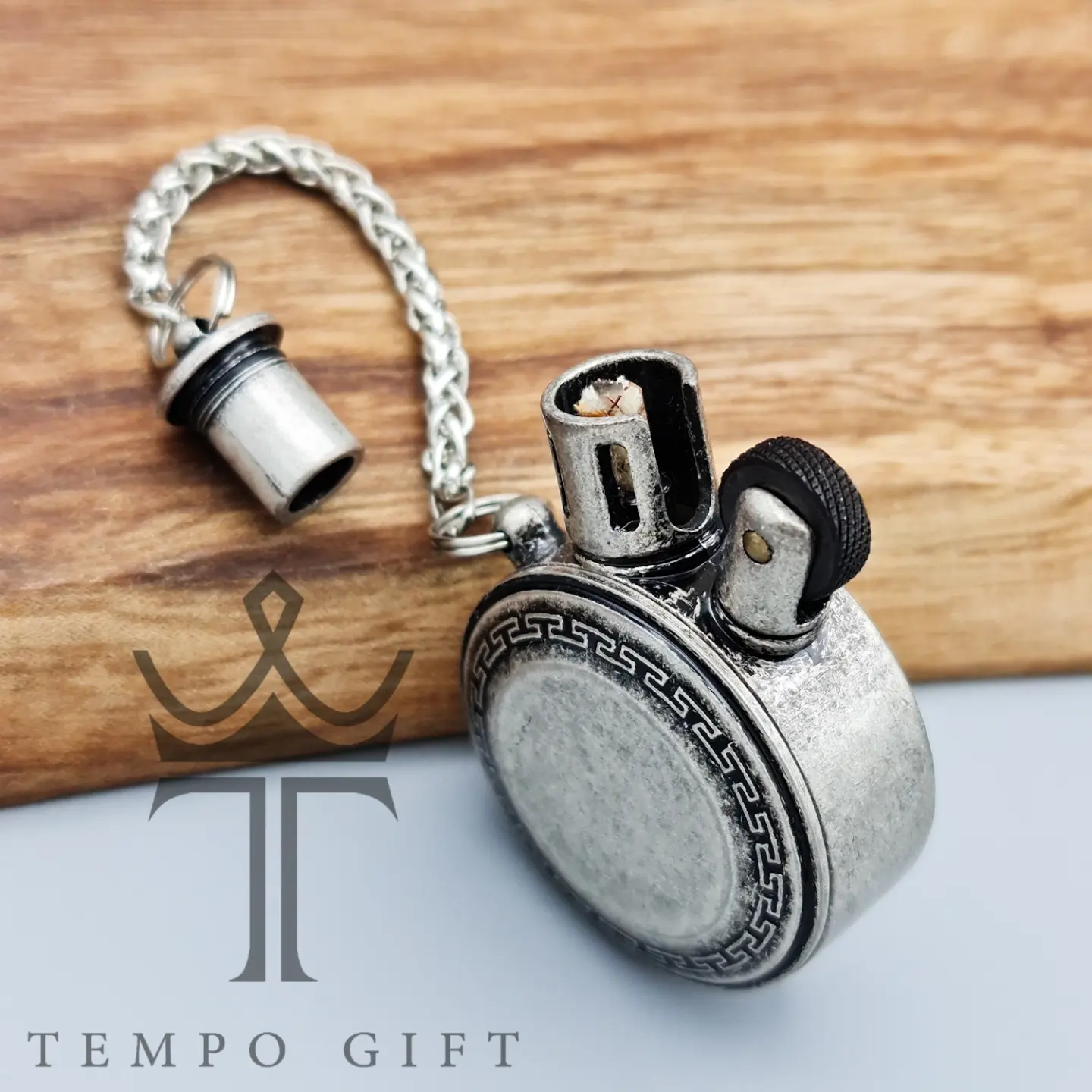 درب فندک زورو بنزینی مدل کوزه ای نقره ای وینتج درب فندک زورو بنزینی مدل کوزه ای نقره ای وینتج