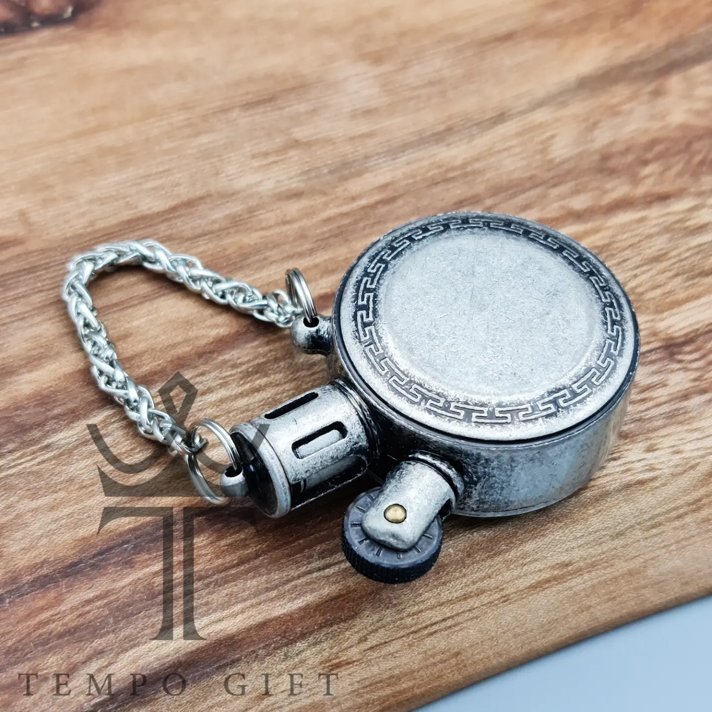 بالای فندک زورو بنزینی مدل کوزه ای نقره ای وینتج بالای فندک زورو بنزینی مدل کوزه ای نقره ای وینتج