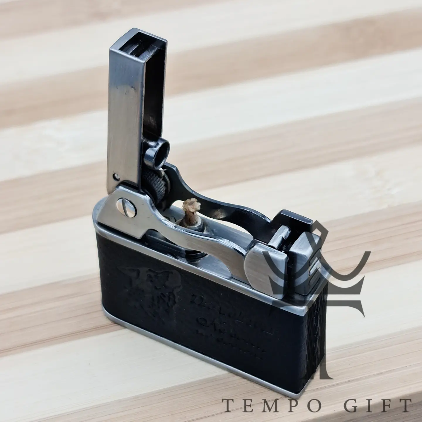 درب فندک جوبون JOBON بنزینی مدل مشکی چرمی