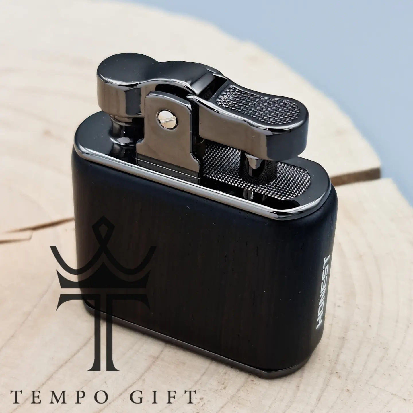 بالای فندک بنزینی آنست طرح چوب قهوه ای بالای فندک بنزینی آنست طرح چوب قهوه ای