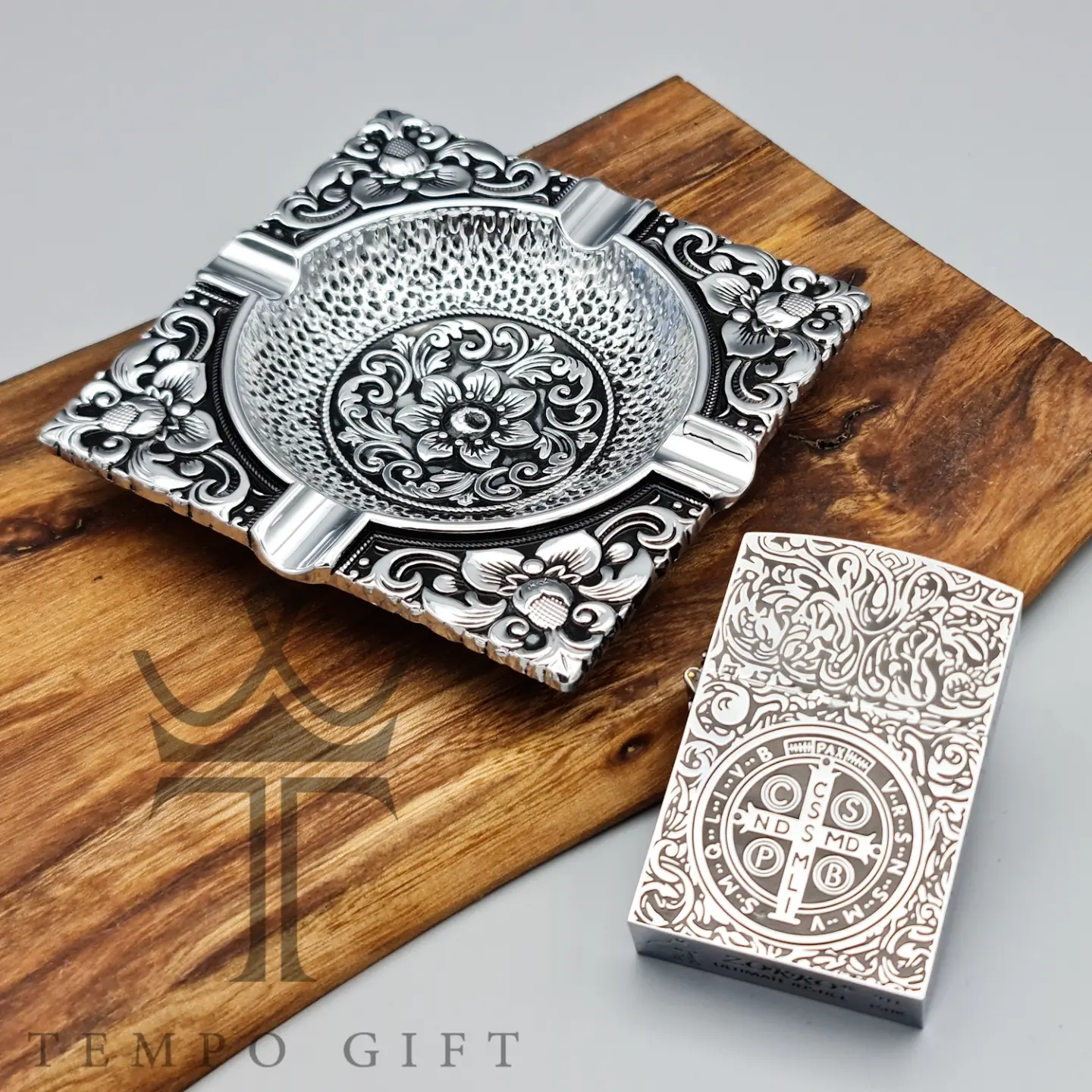 فندک بنزینی زورو رومیزی برنجی رنگ نقره ای با زیرسیگاری فندک بنزینی زورو رومیزی برنجی رنگ نقره ای با زیرسیگاری