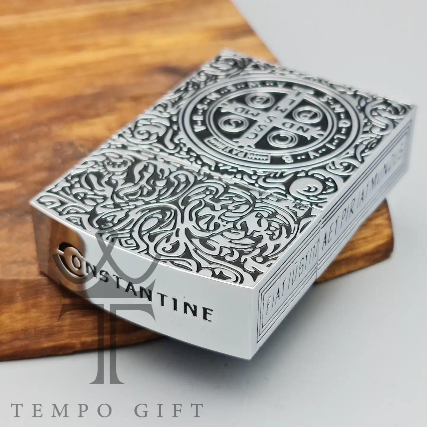 بالای فندک بنزینی زورو رومیزی برنجی رنگ نقره ای بالای فندک بنزینی زورو رومیزی برنجی رنگ نقره ای