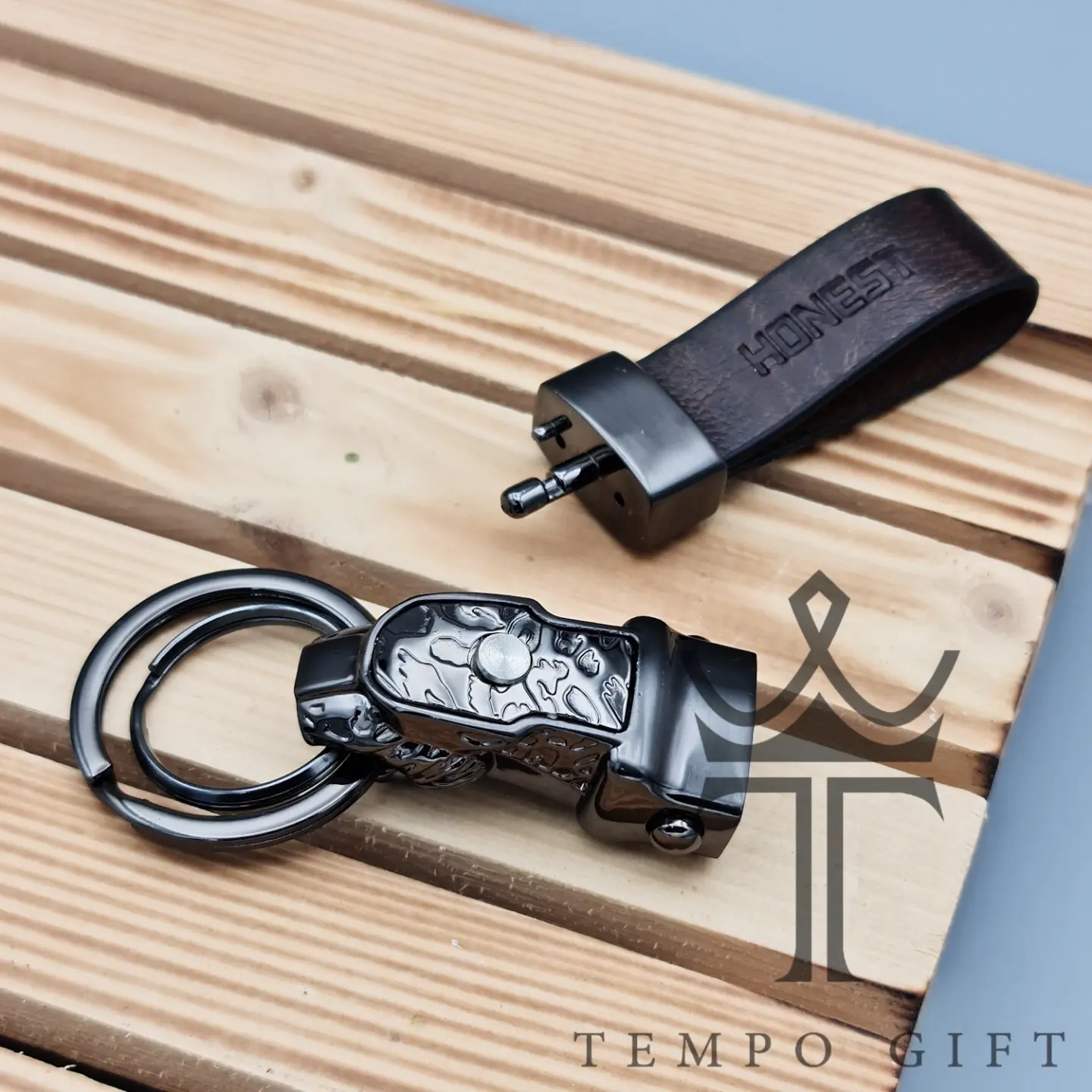 گیره جاکلیدی اورجینال آنست Honest مدل چرمی قهوه ای گیره جاکلیدی اورجینال آنست Honest مدل چرمی قهوه ای