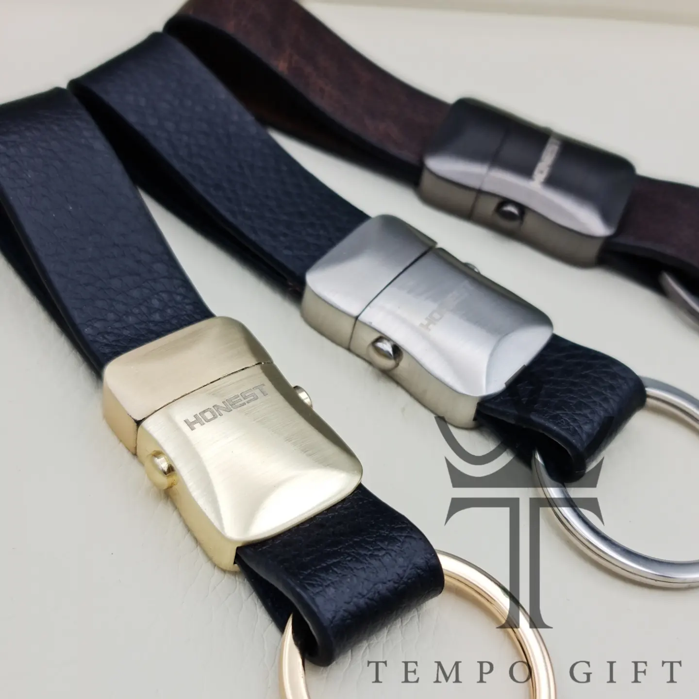 جاکلیدی اورجینال آنست Honest مدل چرمی کلاسیک جاکلیدی اورجینال آنست Honest مدل چرمی کلاسیک