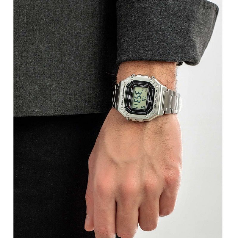 ساعت مچی مردانه کاسیو مدل CASIO W-218HD-1AVDF روی مچ دست ساعت مچی مردانه کاسیو مدل CASIO W-218HD-1AVDF روی مچ دست