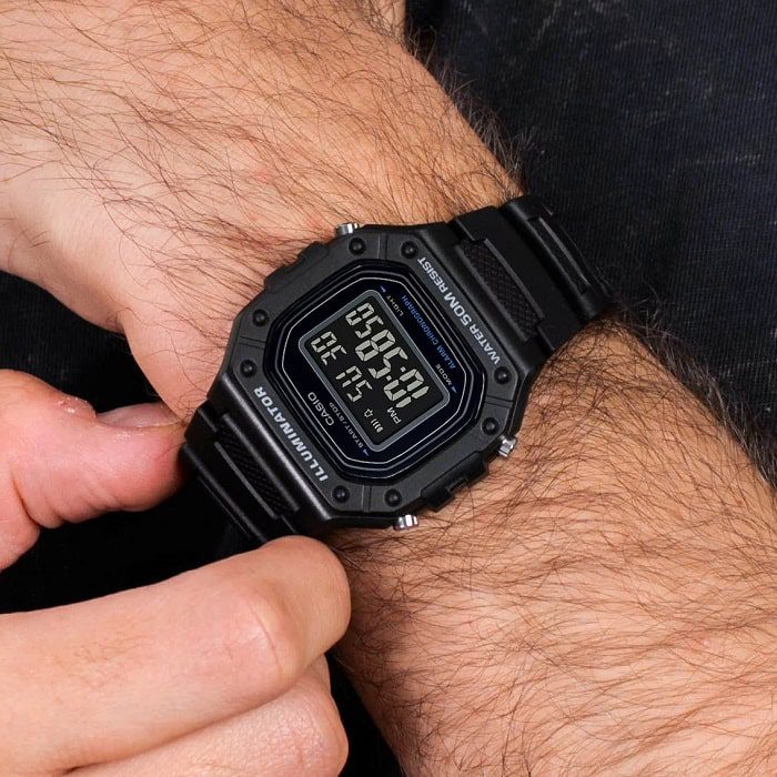 ساعت مچی مردانه کاسیو Casio مدل W-218H-1BVDF روی مچ دست ساعت مچی مردانه کاسیو Casio مدل W-218H-1BVDF روی مچ دست