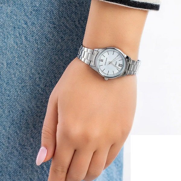 ساعت مچی کاسیو زنانه CASIO LTP-V005D-2B3UDF روی مچ دست ساعت مچی کاسیو زنانه CASIO LTP-V005D-2B3UDF روی مچ دست