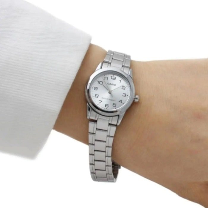 ساعت مچی زنانه کاسیو LTP-V001D-7B روی مچ دست ساعت مچی زنانه کاسیو LTP-V001D-7B روی مچ دست