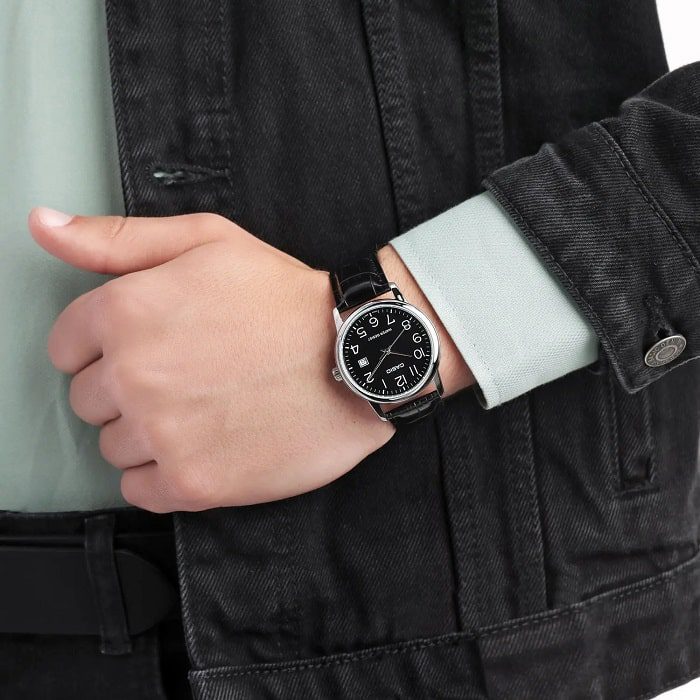 ساعت مچی مردانه کاسیو MTP-V002L-1B روی مچ دست ساعت مچی مردانه کاسیو MTP-V002L-1B روی مچ دست