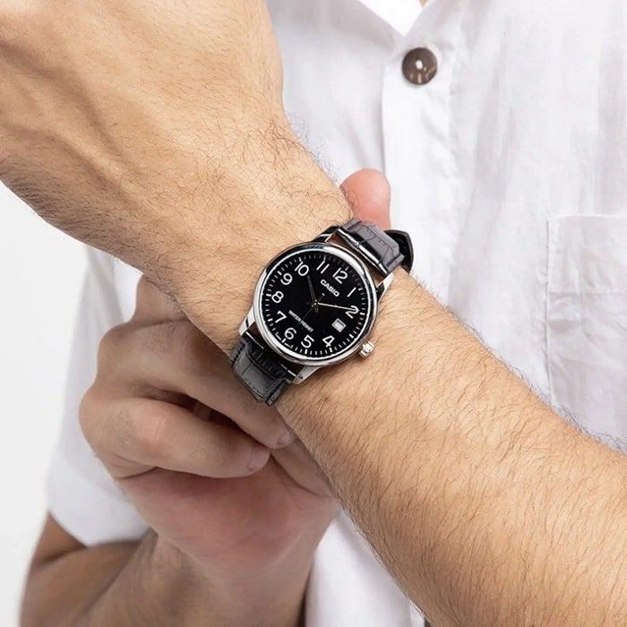 ساعت مچی مردانه کاسیو MTP-V002L-1B روی مچ دست ساعت مچی مردانه کاسیو MTP-V002L-1B روی مچ دست