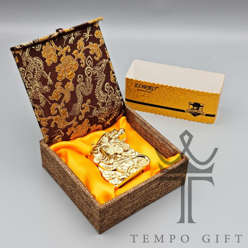 PSX_20240818_222126 فندک بنزینی اورجینال زورو طلایی طرح اژدها