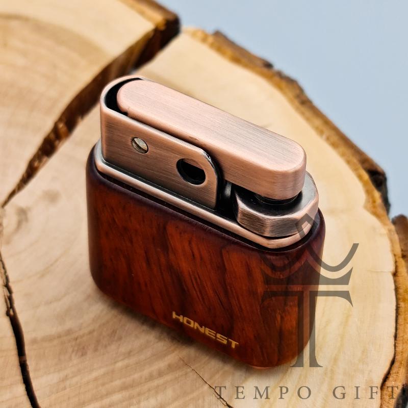 درب فندک آنست بنزینی مدل تک ضربه ای قهوه ای درب فندک آنست بنزینی مدل تک ضربه ای قهوه ای