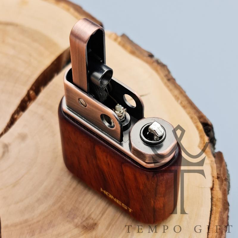 درب فندک آنست بنزینی مدل تک ضربه ای قهوه ای درب فندک آنست بنزینی مدل تک ضربه ای قهوه ای