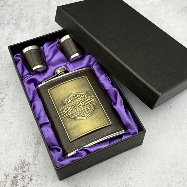 جعبه ست هیپ فلاسک و دو شات هارلی دیویدسون جعبه ست هیپ فلاسک و دو شات هارلی دیویدسون
