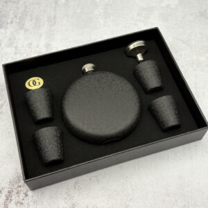 جعبه ست هیپ فلاسک استیل چهار شات مدل گرد آسفالتی جعبه ست هیپ فلاسک استیل چهار شات مدل گرد آسفالتی