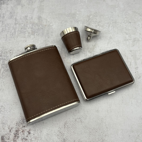 ست هیپ فلاسک و جاسیگاری چرم قهوه ای ست هیپ فلاسک و جاسیگاری چرم قهوه ای